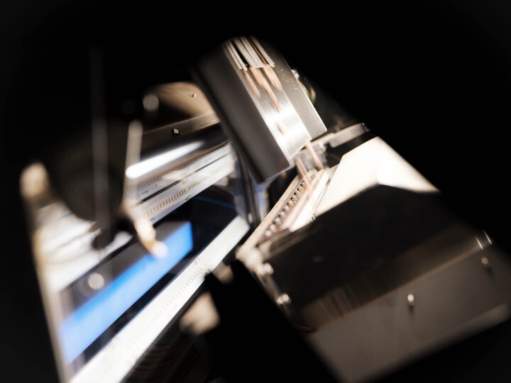 How does a color sorting machine help roasters?